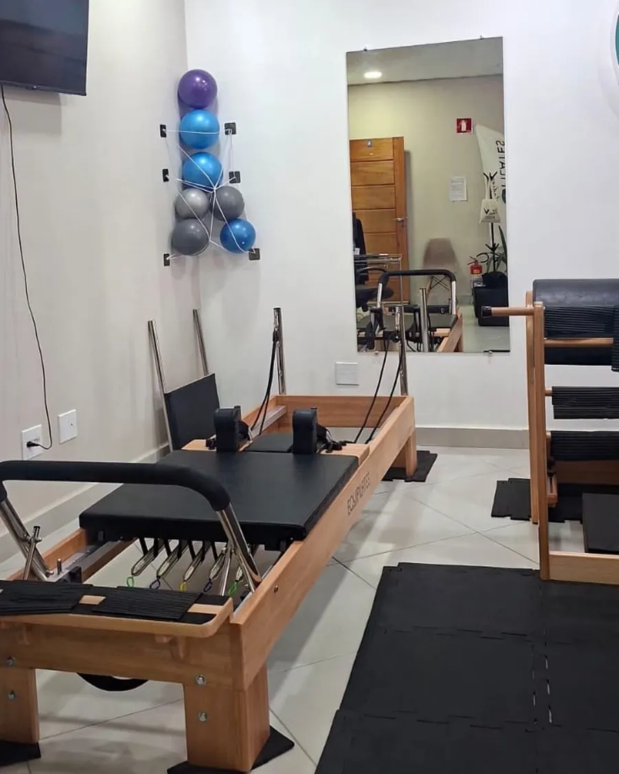 Reformer, Ladder Barrel e bolas de vários tamanhos na sala do studio
